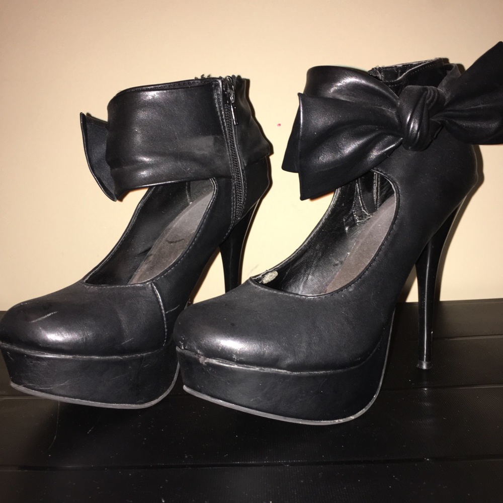 Cute bow around the ankle pump