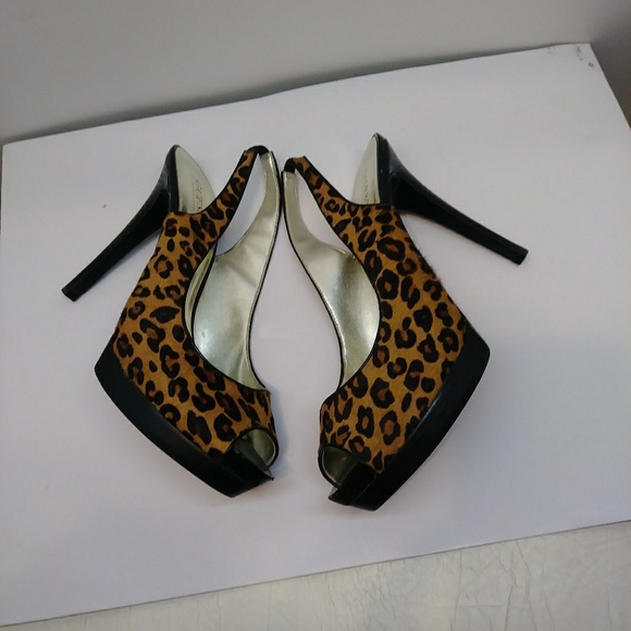 Women's heels size 9.5 us with 4inch heel - Picture 2 of 3