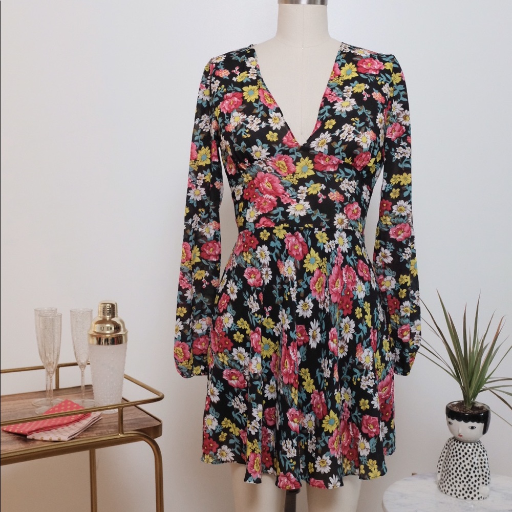 Long sleeve floral dress with keyhole back