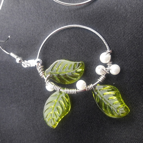 Handmade green glass leaf earrings - Picture 2 of 4