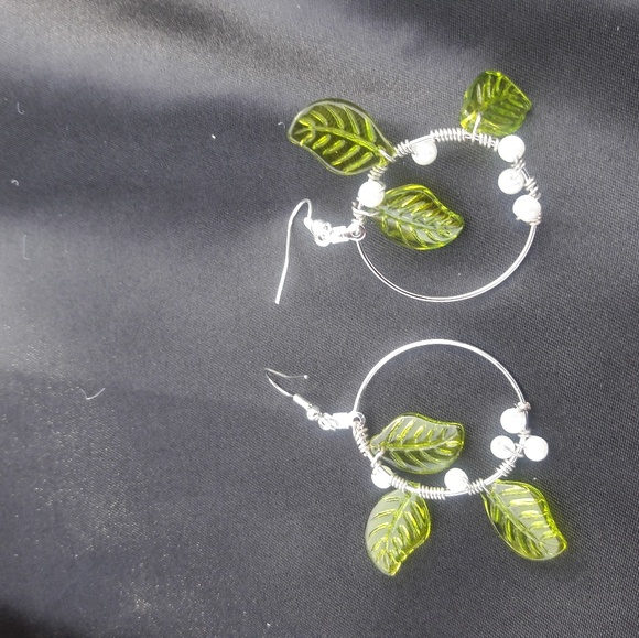 Handmade green glass leaf earrings - Picture 3 of 4