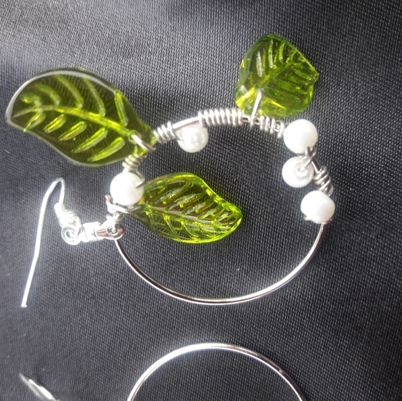 Handmade green glass leaf earrings - Picture 4 of 4