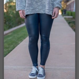 Faux leather matted leggings - navy