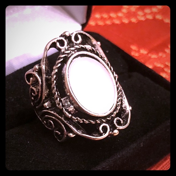 Retro Silver Moonstone Ring - Picture 1 of 3