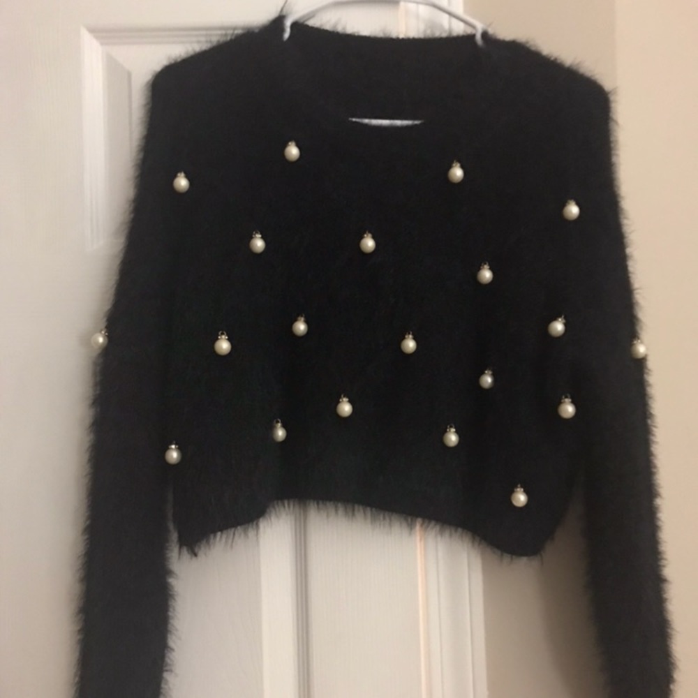 Black fur crop sweater with pearls