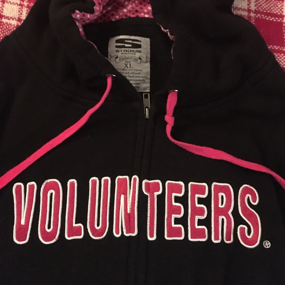 Volunteers zip up hoodie.