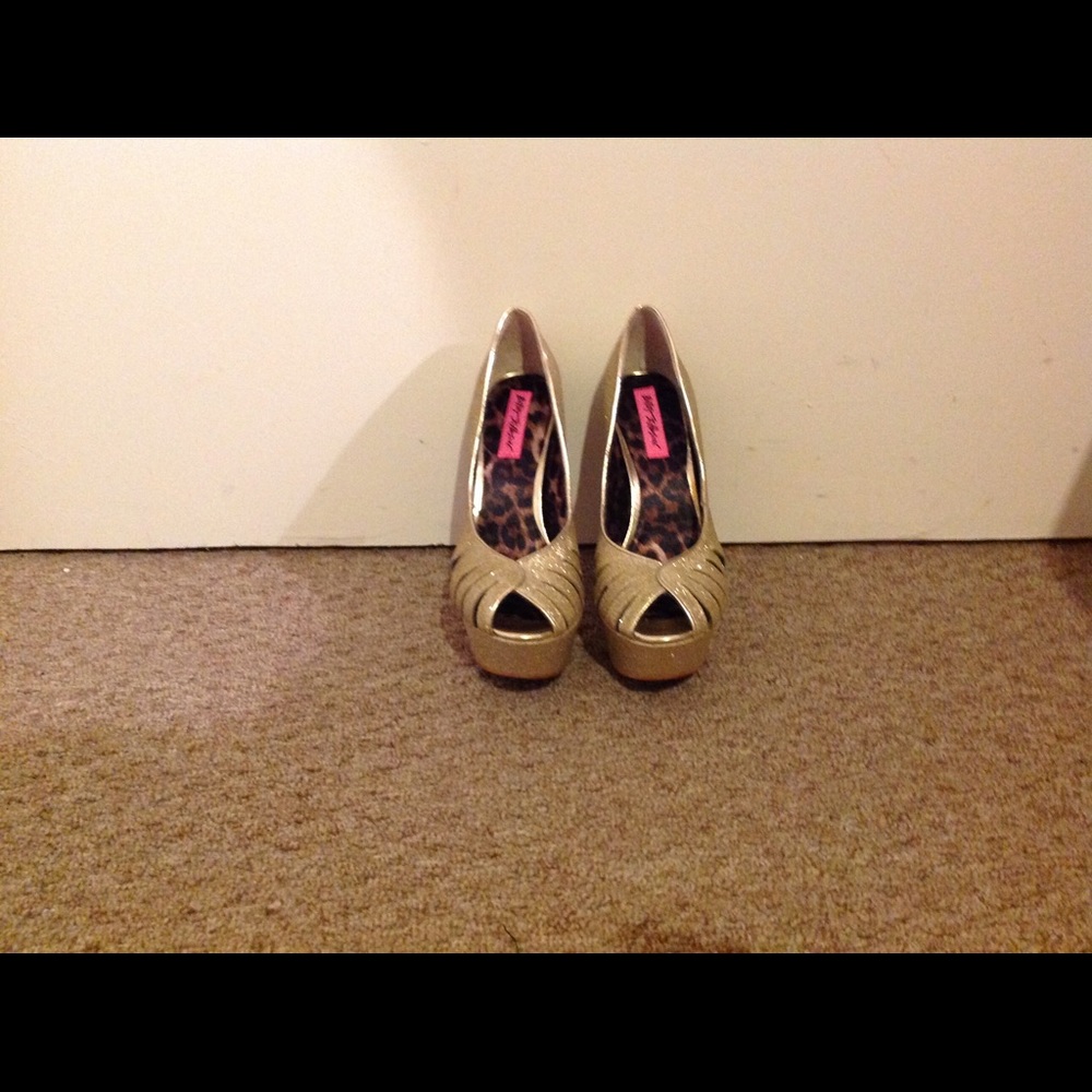 Betsey Johnson gold glitter peep toe