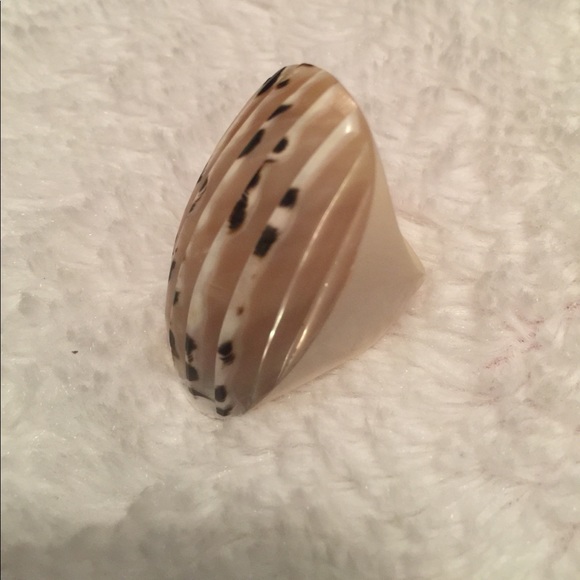 Gorgeous shell ring! - Picture 2 of 4