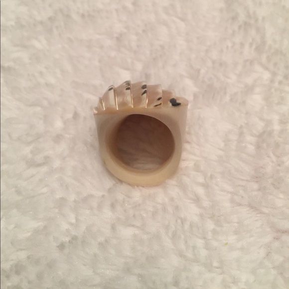 Gorgeous shell ring! - Picture 3 of 4
