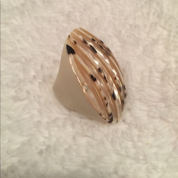 Gorgeous shell ring! - Picture 4 of 4
