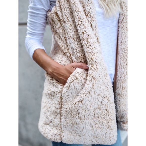Adorable Sherpa style hooded vest - Picture 5 of 7