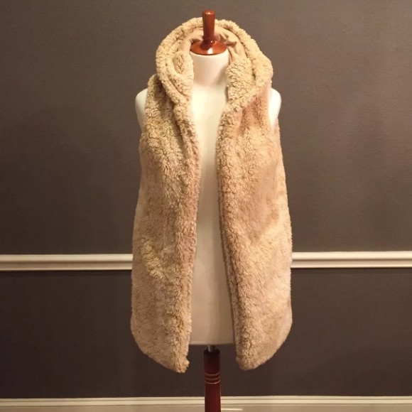 Adorable Sherpa style hooded vest - Picture 6 of 7