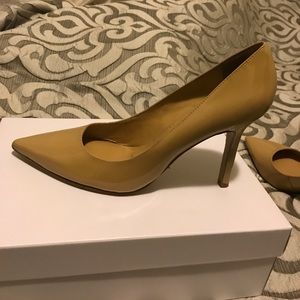Nine West 8.5 nude pumps