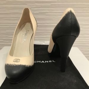 Chanel White/Black Pumps