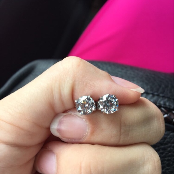 2 Ct VVS lab diamond 100% 925 Silver Stud earrings - Picture 3 of 6