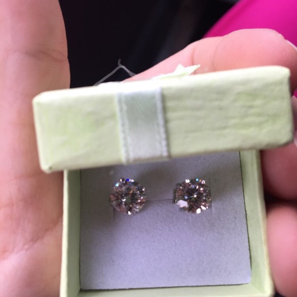 2 Ct VVS lab diamond 100% 925 Silver Stud earrings - Picture 4 of 6
