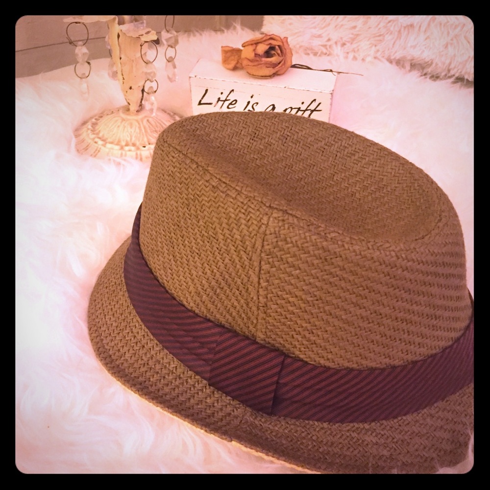 NWOT UNISEX HAT IN TAN COLOR.