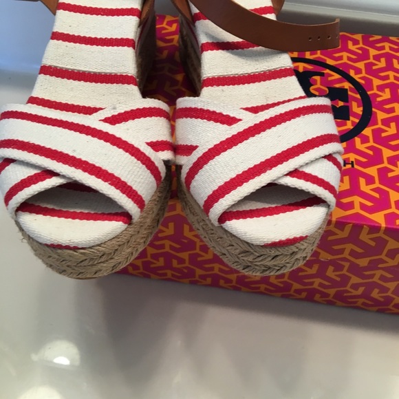 Tory Burch wedge sandal/size 7 - Picture 3 of 5