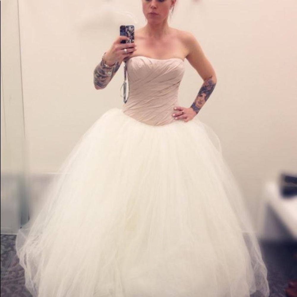 Vera Wang wedding dress - Picture 2 of 3