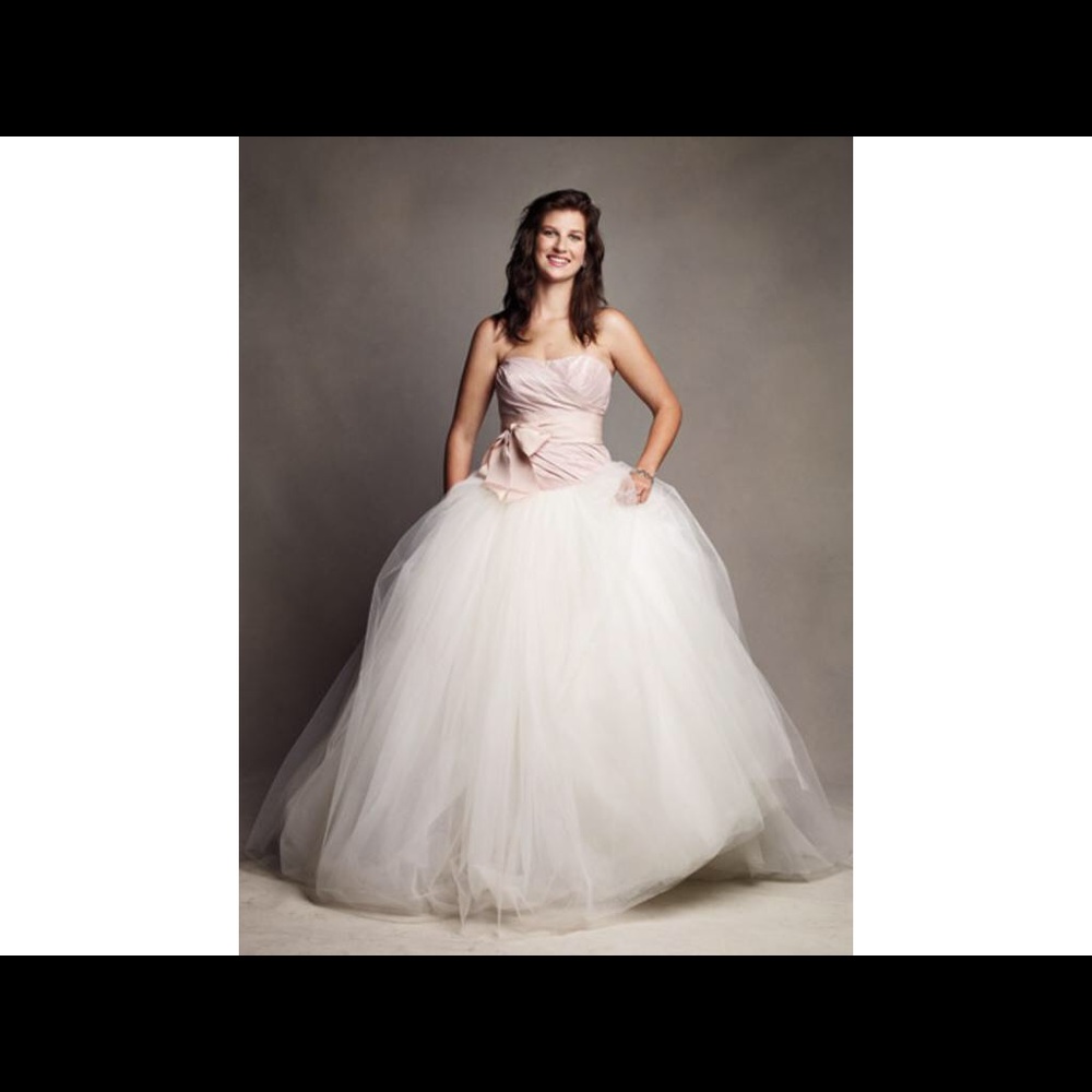 Vera Wang wedding dress - Picture 3 of 3