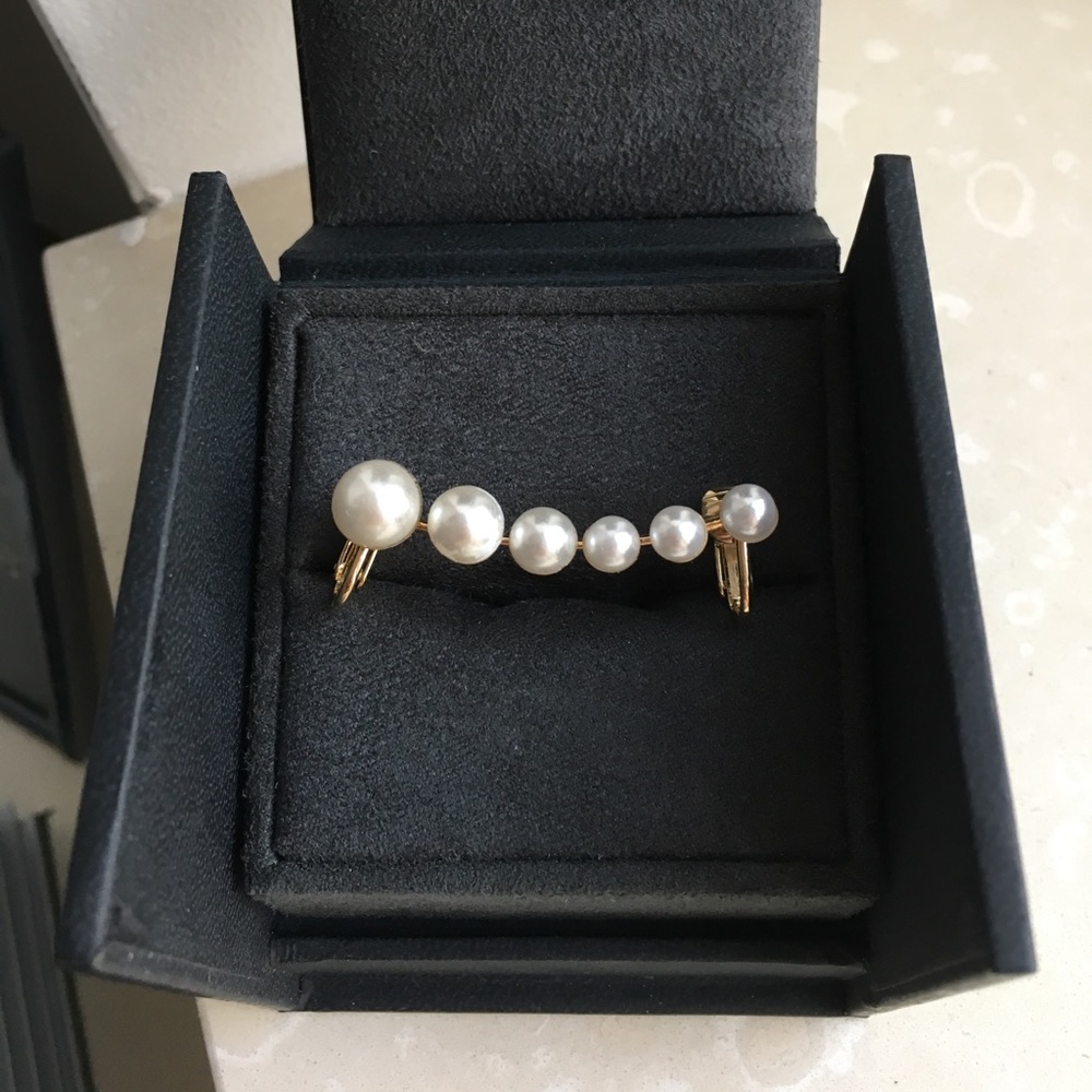 Graduated Pearl Ear Crawler Earring