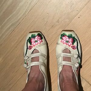 Comfy canvas Chinese walk arounds