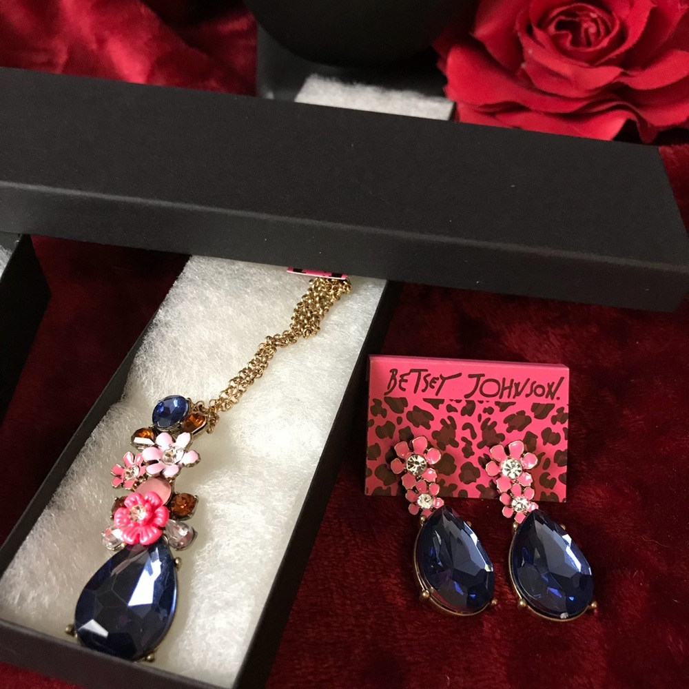 Necklace and earring set