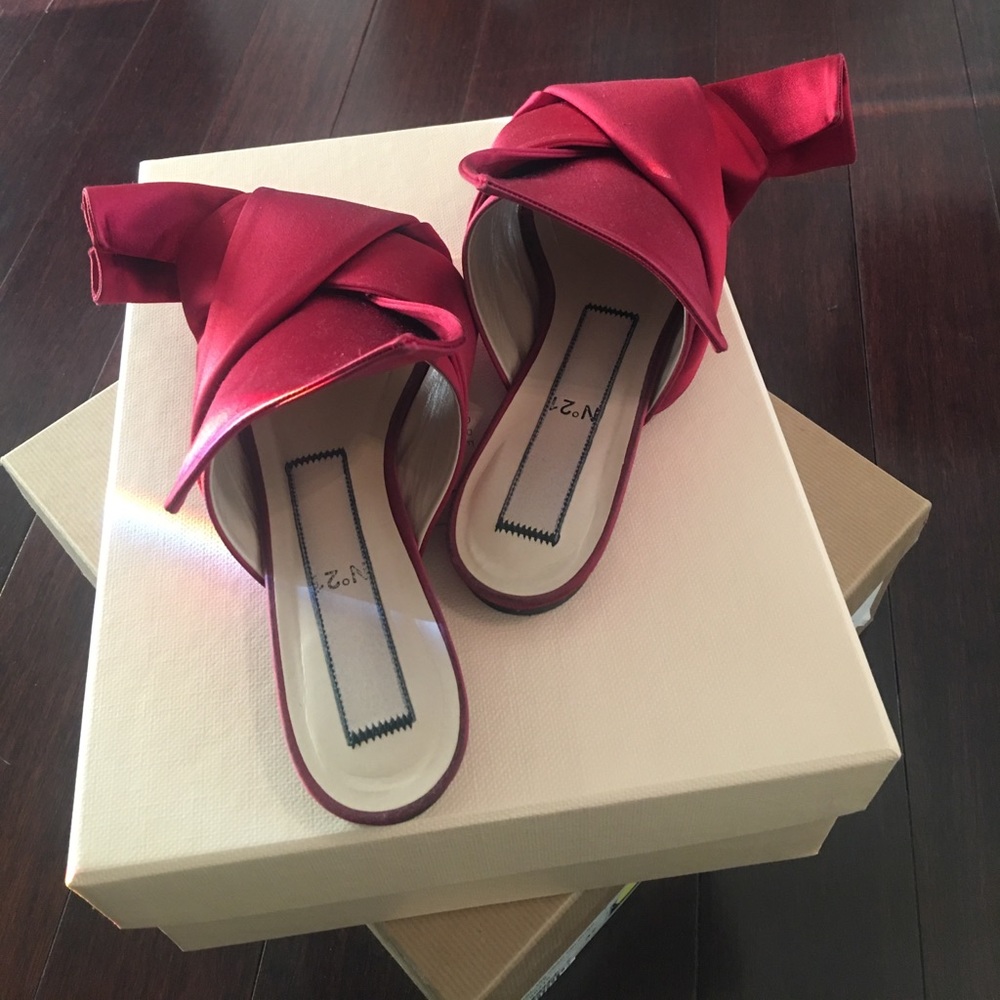 No.21 Red satin slides