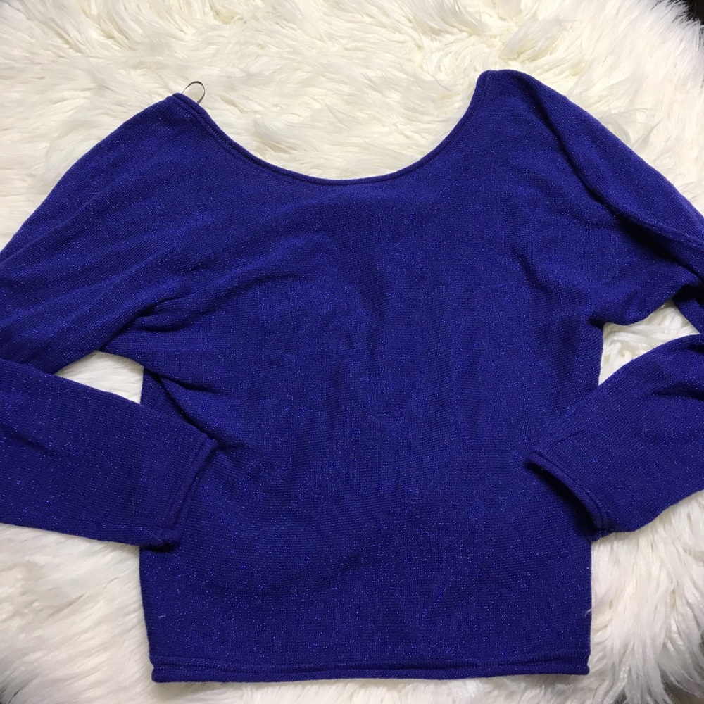 ⚜️sweater with adorable back (see back)
