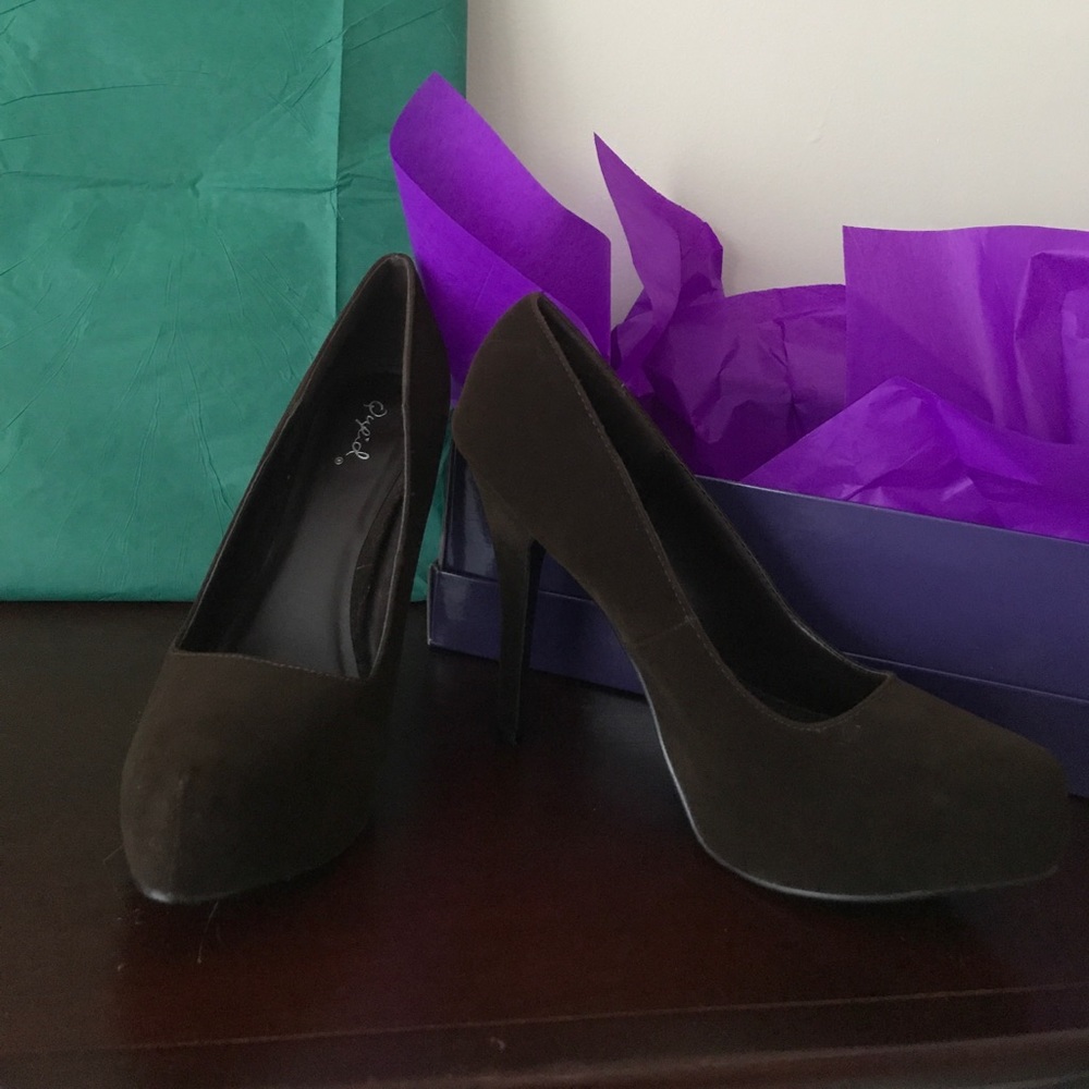 Brown suede like new Qupid heels closed toe