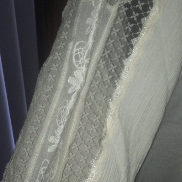 🎉Off White Peasant Top - Picture 2 of 4