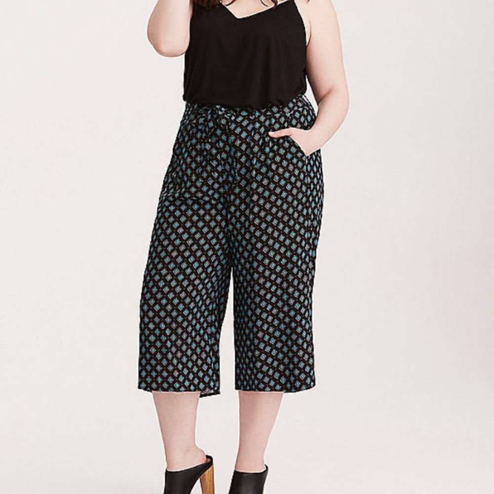 NEW Torrid 1 14/16 Wide Leg Cropped Belted pants