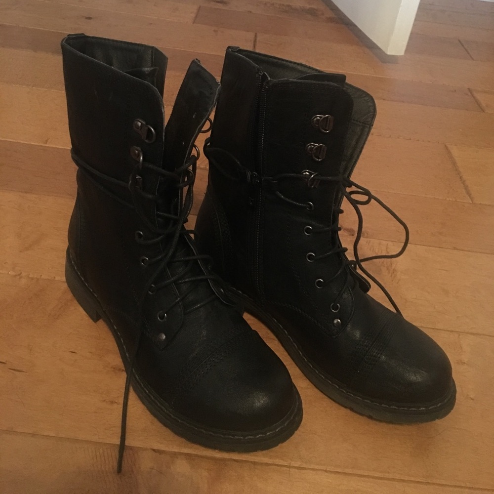 Black combat boots 😍
