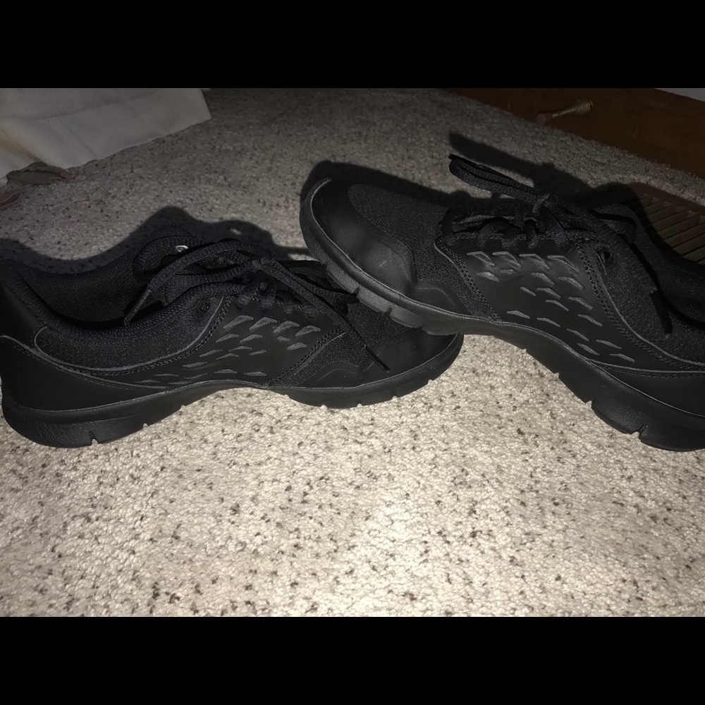 Women's 7.5 Black Nike's
