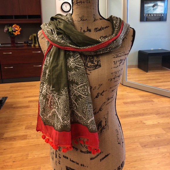 World Finds Handmade Fairtrade Scarf - Picture 6 of 6