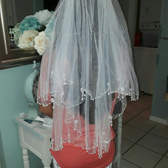 BEAUTIFUL New Ivory vail