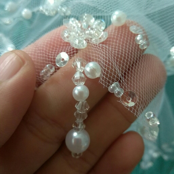 BEAUTIFUL New Ivory vail