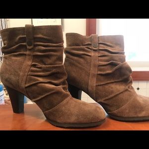 NWOB BCBG Size 11 Taupe Scrunched heel boots