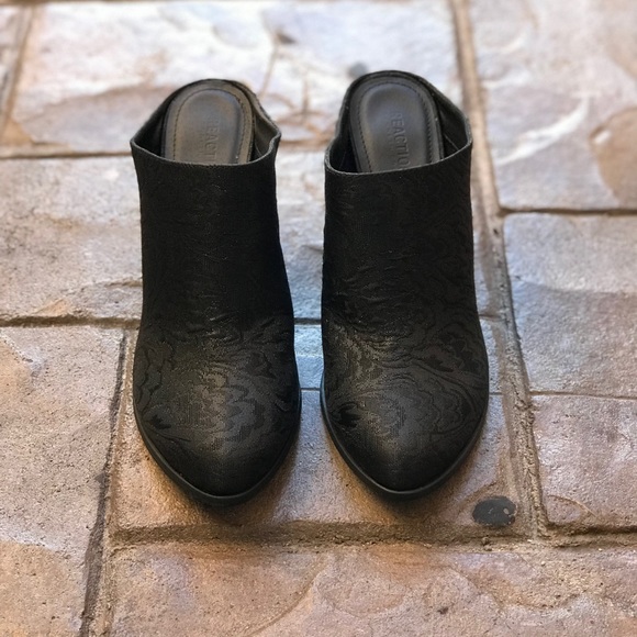 Black Closed Toe Floral Fabric Shootie Mule Clog - Picture 3 of 7