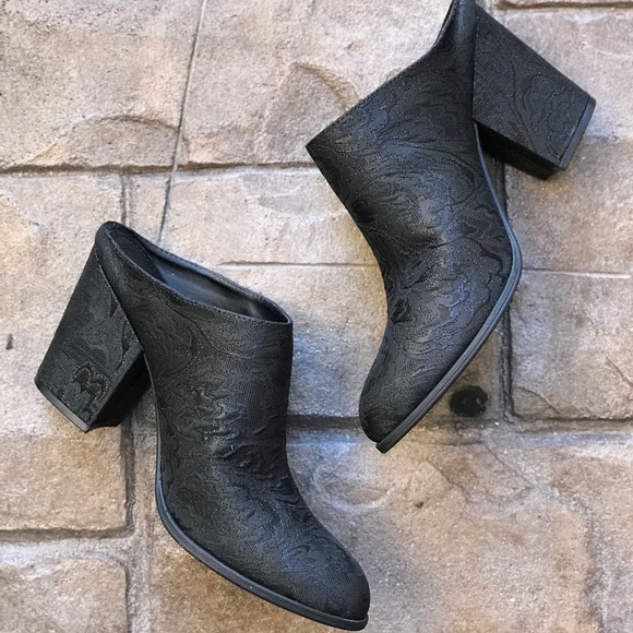 Black Closed Toe Floral Fabric Shootie Mule Clog - Picture 2 of 7