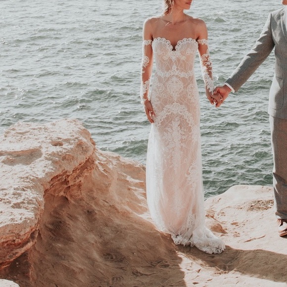 Julie Vino Wedding Dress - Picture 2 of 5