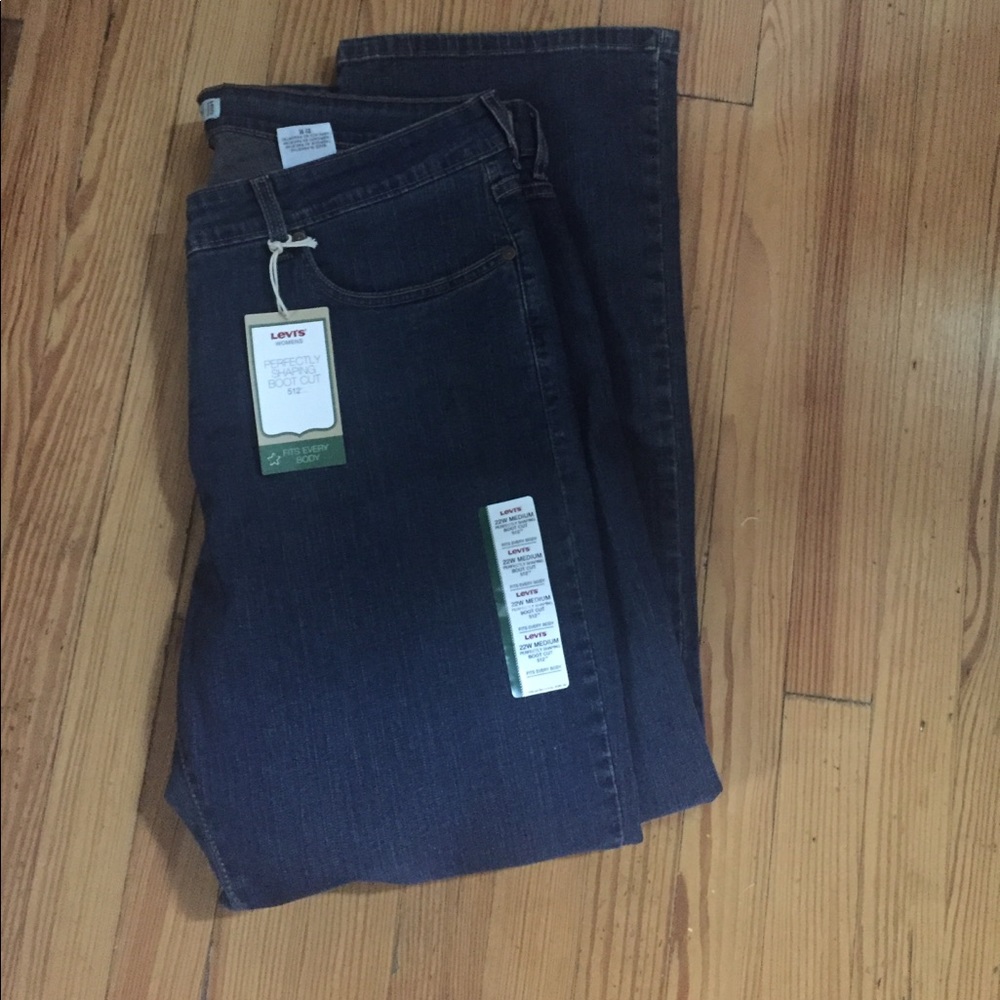 ⭐️NWT⭐️Levi’s WOMENS Perfectly Shaping BootCut 512