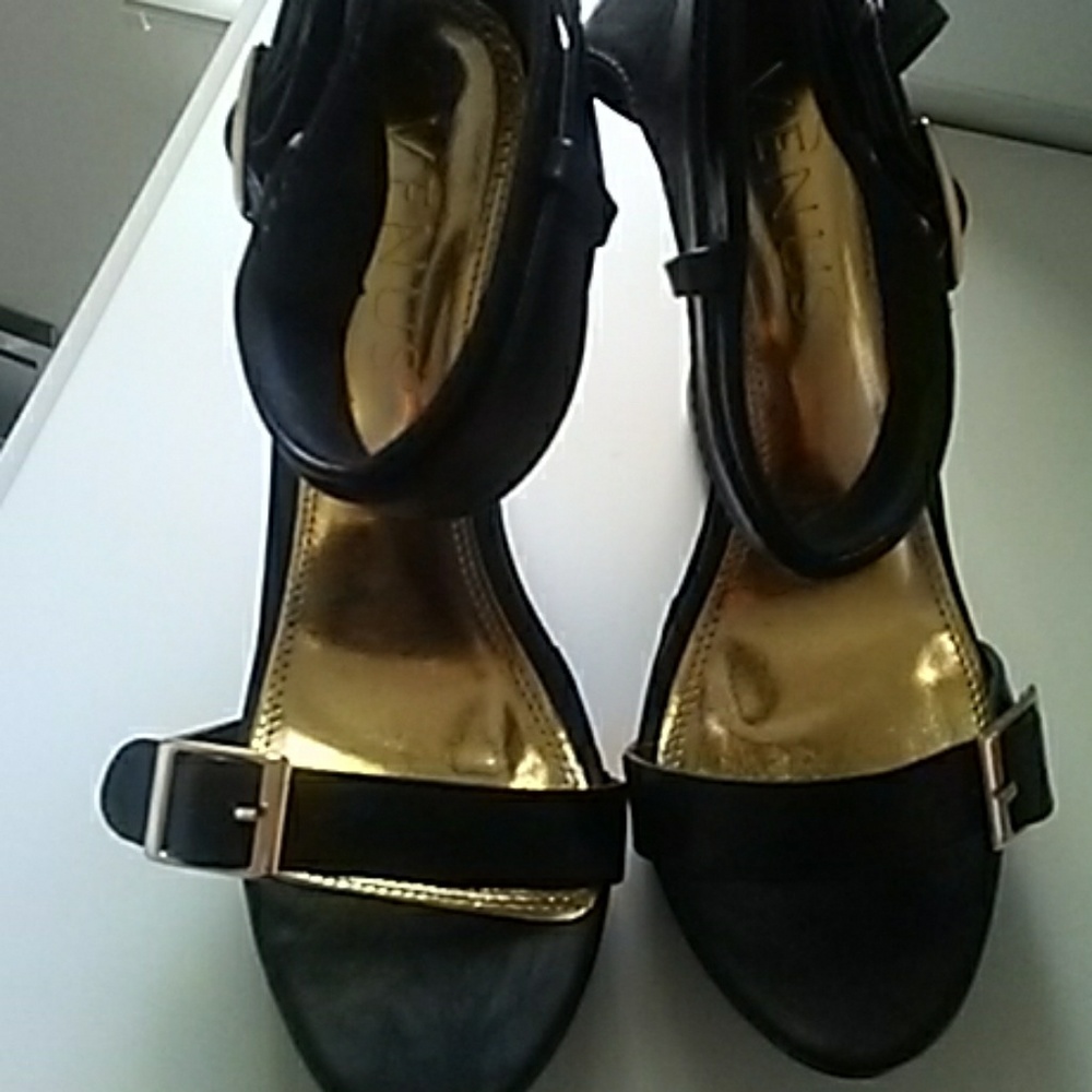 Venus sandals