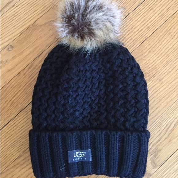 UGG Accessories - Warm Pom Pom beanie. 🍂