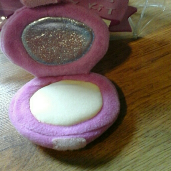 Cute build a bear kids makeup set! - Picture 2 of 6