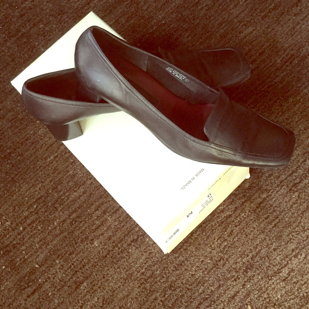 Etienne Aigner  Midland Black square heel pump