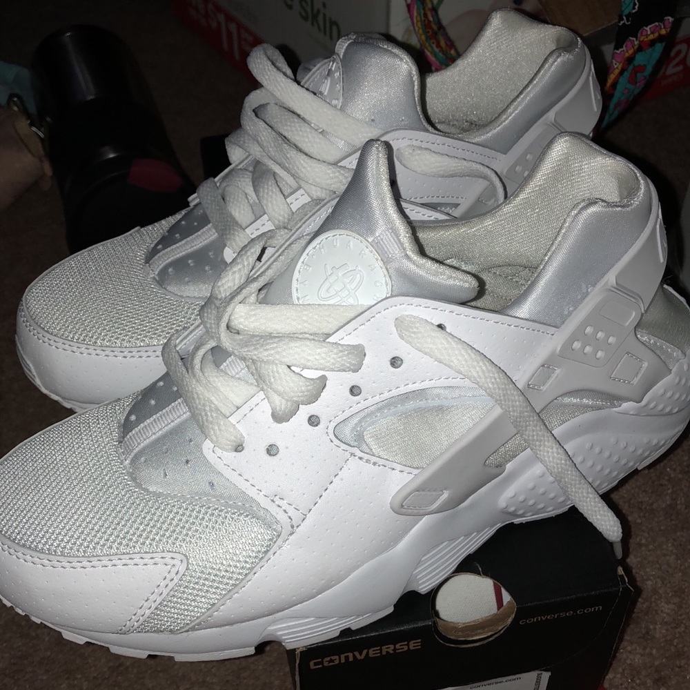 White nike huaraches