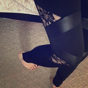 Stretchy lace leggings