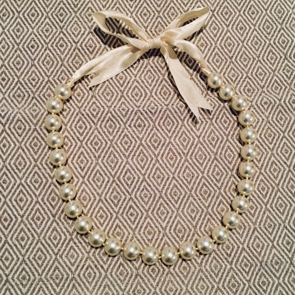 Ivory pearl necklace with ivory ribbon