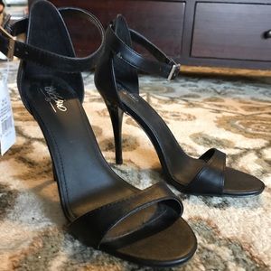 NWT Mossimo Strap Heals - 7.5